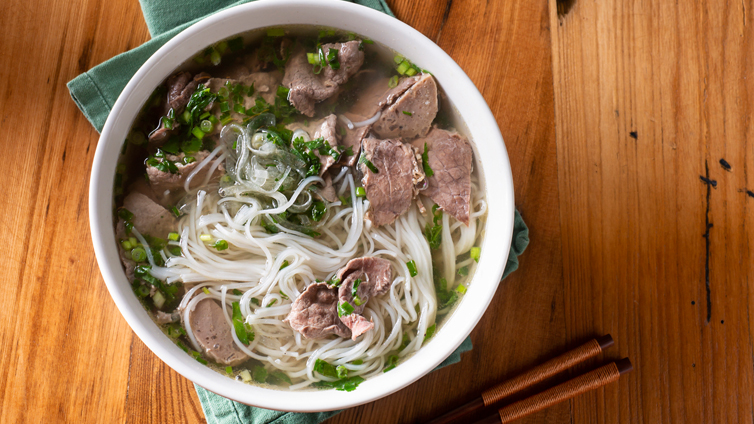 Pho-Suppe mit Rindfleisch in Schüssel