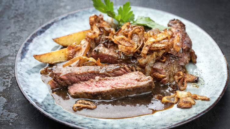 Zwiebelfleisch auf Teller