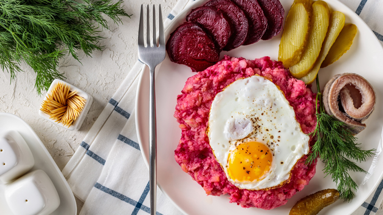 Labskaus mit Spiegelei, Roter Bete und Rollmops