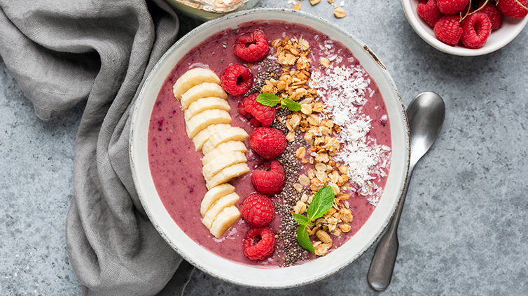 Bowl mit Banane, Himbeere und Samen