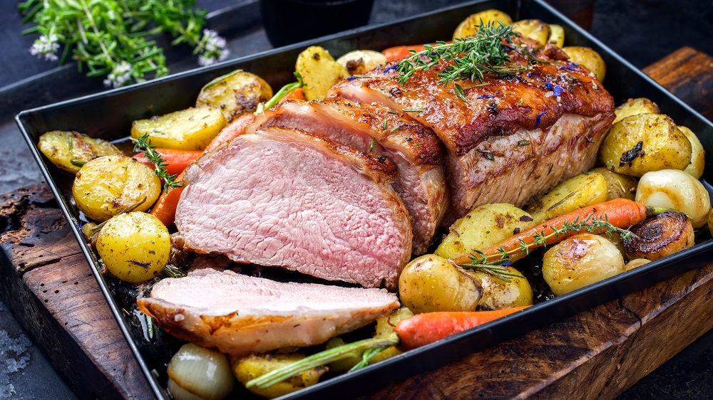 Kalbsbraten auf Backblech mit Schmorgemüse