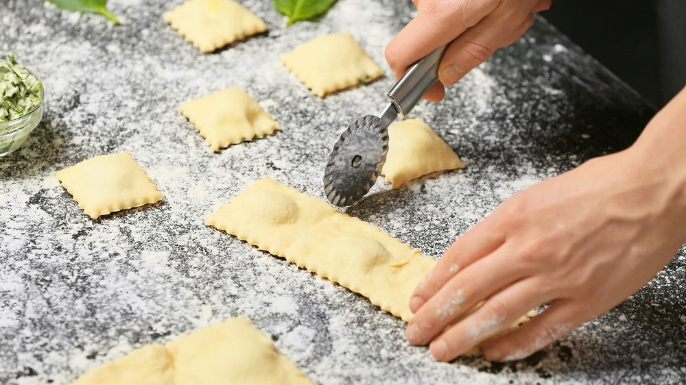 Ravioli mit einem Teigrad trennen