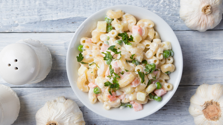 Ein vegetarische Nudelsalat mit kurzen Nudeln in einer Schüssel.