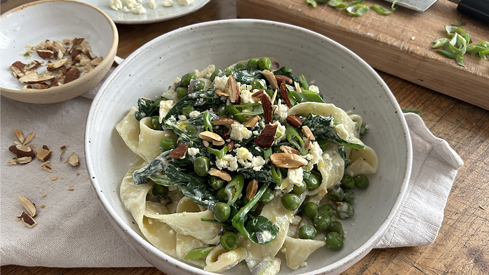 Frühlings-Pasta mit Spinat und Erbsen in Joghurtsoße