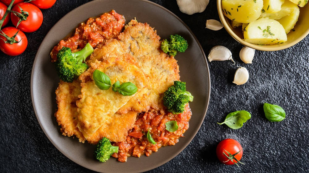 Piccata Milanese von oben auf einem Teller.