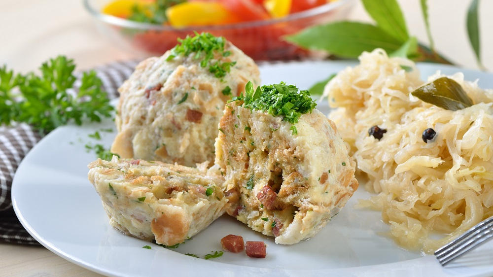 Angeschnittene Tiroler Knödel mit Sauerkraut.