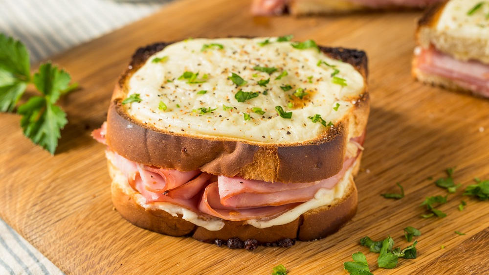 Croque Monsieur auf einem Brett.