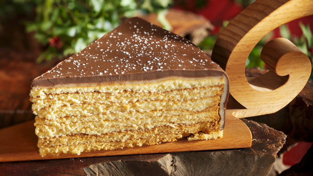 Ein Stück Baumkuchen mit dunkler Schokolade.