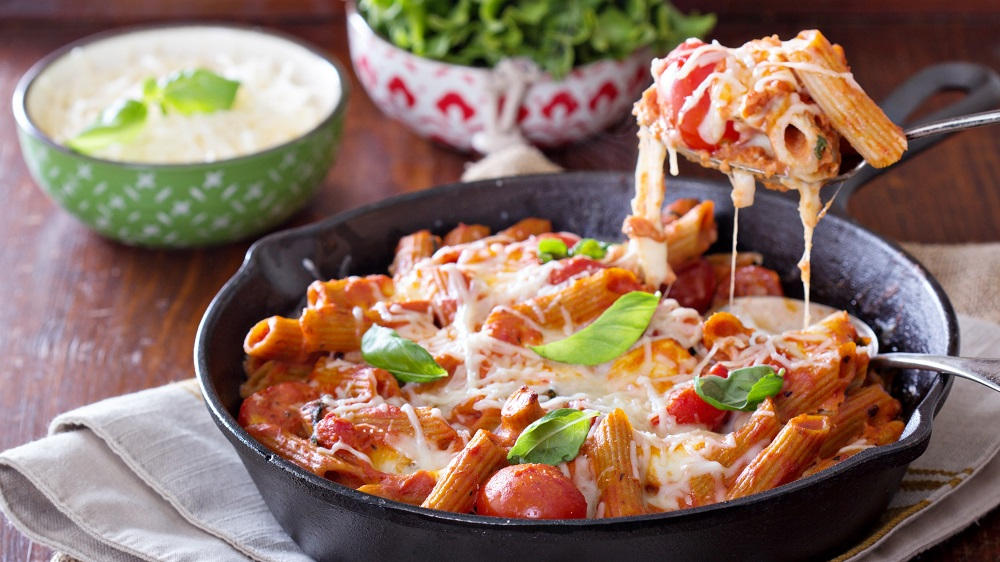 Leckere Rezepte: One Pot Pasta aus dem Ofen in einer Pfanne.