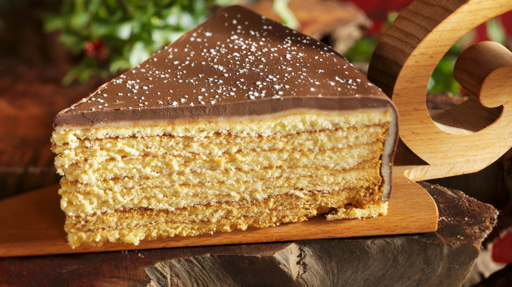 Ein Stück Baumkuchen mit dunkler Schokolade.