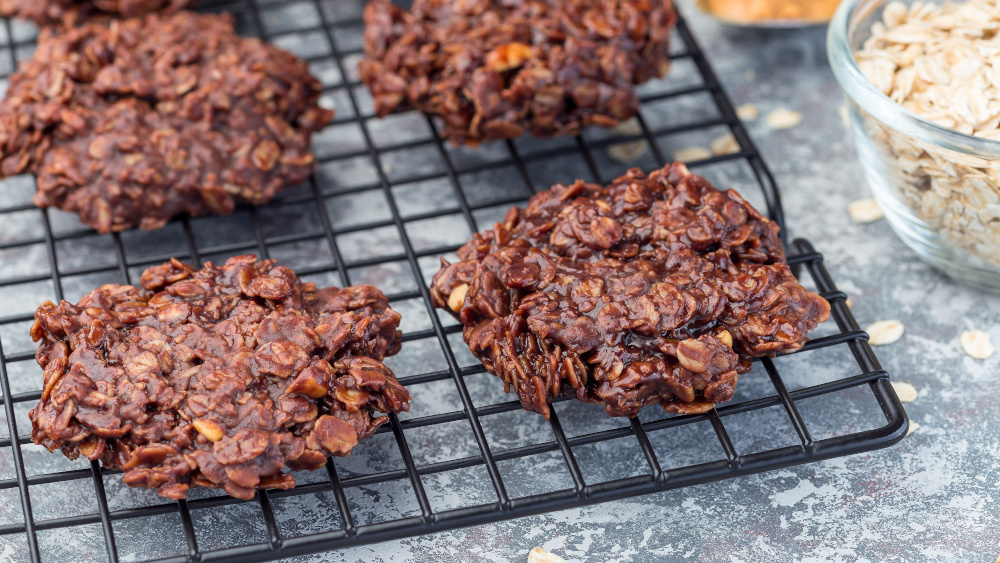 No-Bake-Cookies liegen gestapelt auf einem Backpapier.