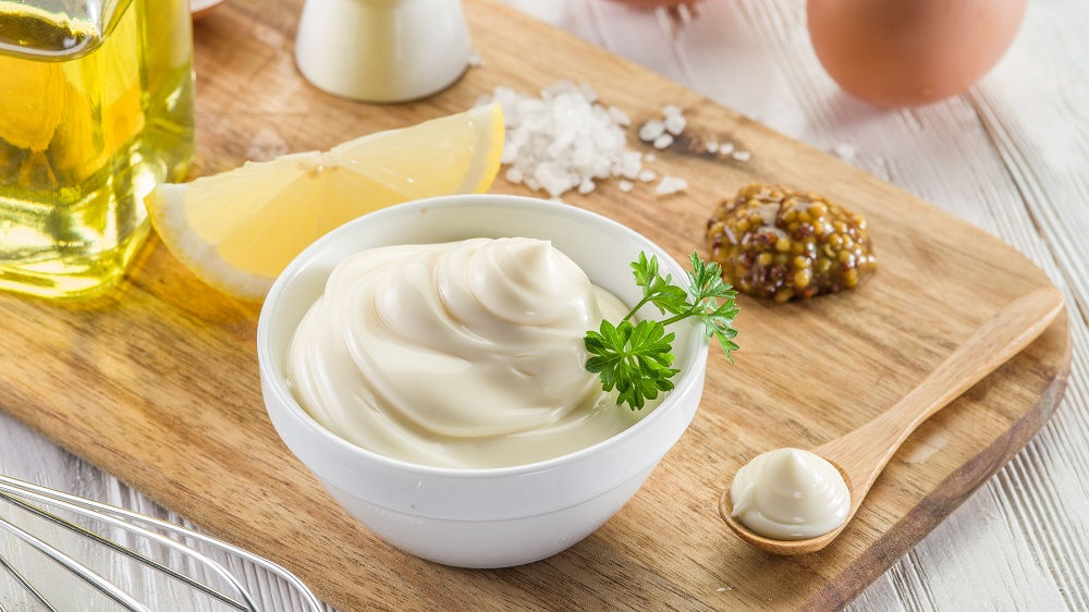 Mayonnaise in einer Schüssel mit Zutaten.