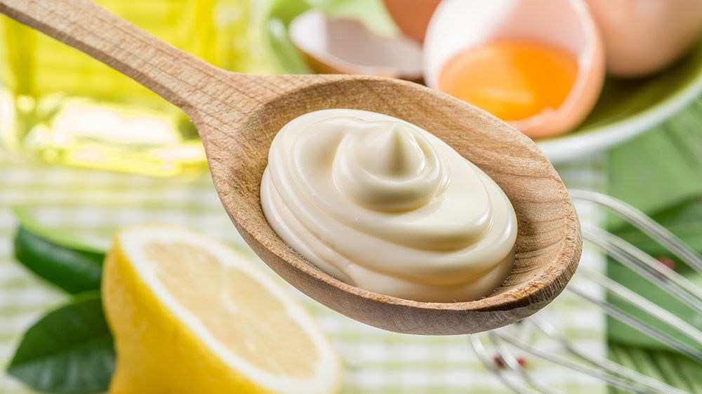 Mayonnaise auf einem Löffel.