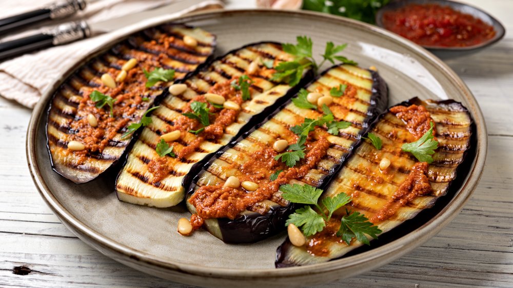 Gegrillte Aubergine auf einem Teller.