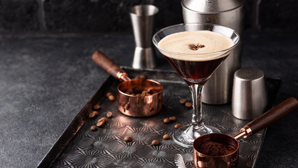 Espresso Martini mit Zutaten und Utensilien.